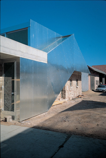 Bauernhaus, Dachausbau, Raasdorf (NÖ) . ARTEC . Preisträger Aluminium-Architektur-Preis 1998