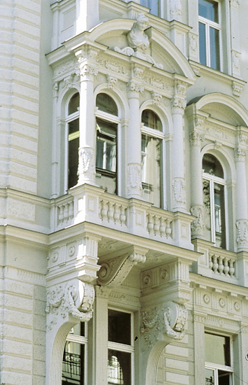 Palais, Renovierung mit Alu-Fenstern