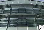 © www.alufenster.at | Architekturbüro Schimek - Felder der Fotovoltaik-Anlage abgestimmt auf die Fassadenteilung.   